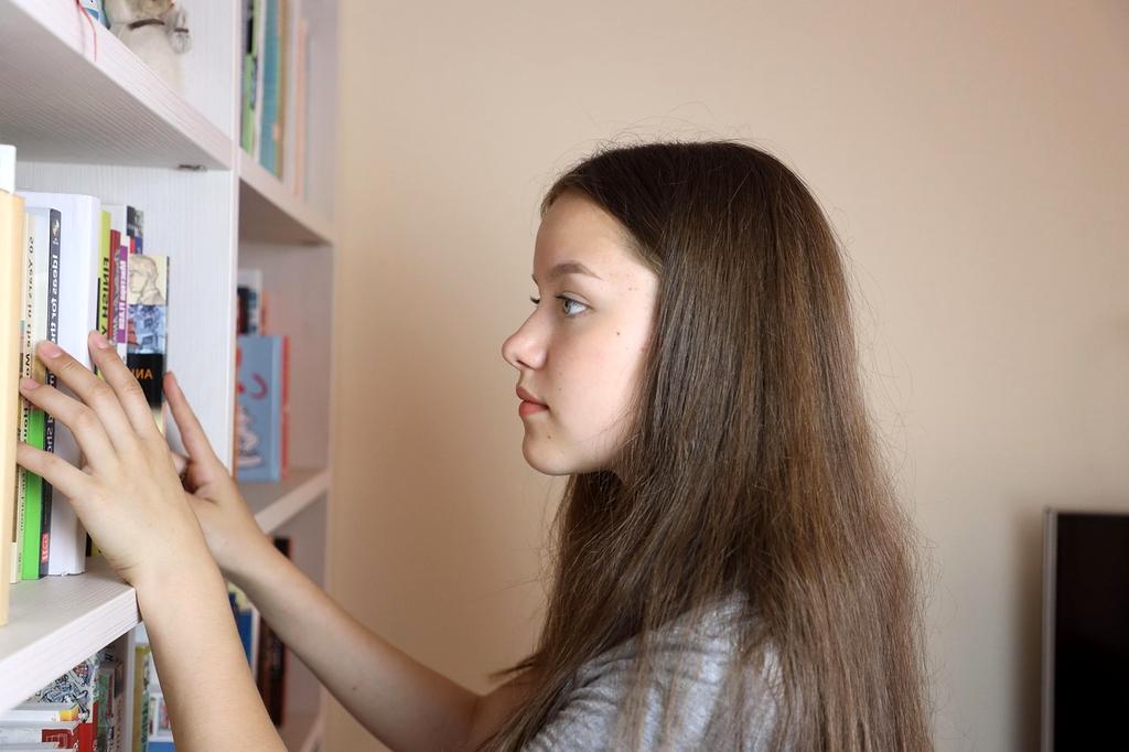 Grupa studentów pracujących razem w bibliotece