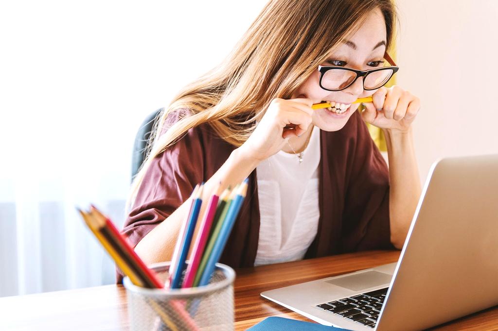 Kobieta pracująca przy laptopie w biurze